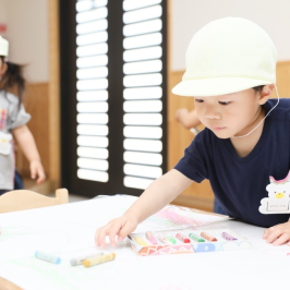 令和7年度 晴山キッズ（プレ保育）見学会予約受付中！ | お知らせ | 千葉県柏市、松戸市の【晴山幼稚園 -SEIZAN-】は森と遊具が融合したアスレチック型の広場や畑・茶室・図書館など、子供の感性を育む施設・教育を備えています。五香駅・高柳駅・六実駅から車で10分。